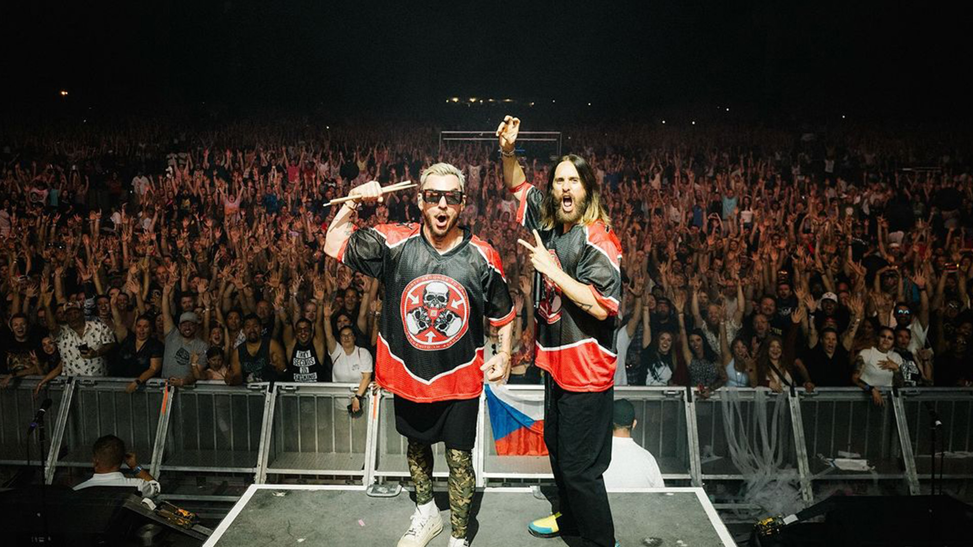 Jared Leto y su hermano, Shannon Leto, durante un concierto de su banda Thirty Seconds to Mars en Salt Lake City. En el show, Leto dedicó unas palabras a Venezuela. (Crédito: @JaredLeto Instagram / @rorybarnes_)